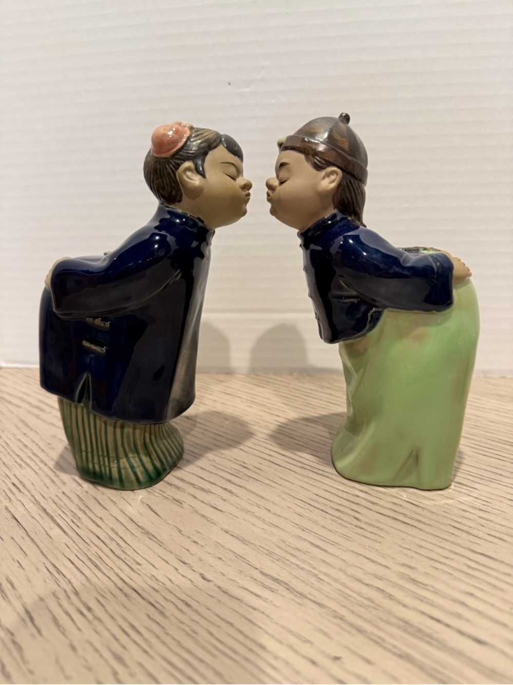 Vtg Mudman Kissing Chineese Boy and Girl Figurines Mud Pottery /Ceramic Glazed
